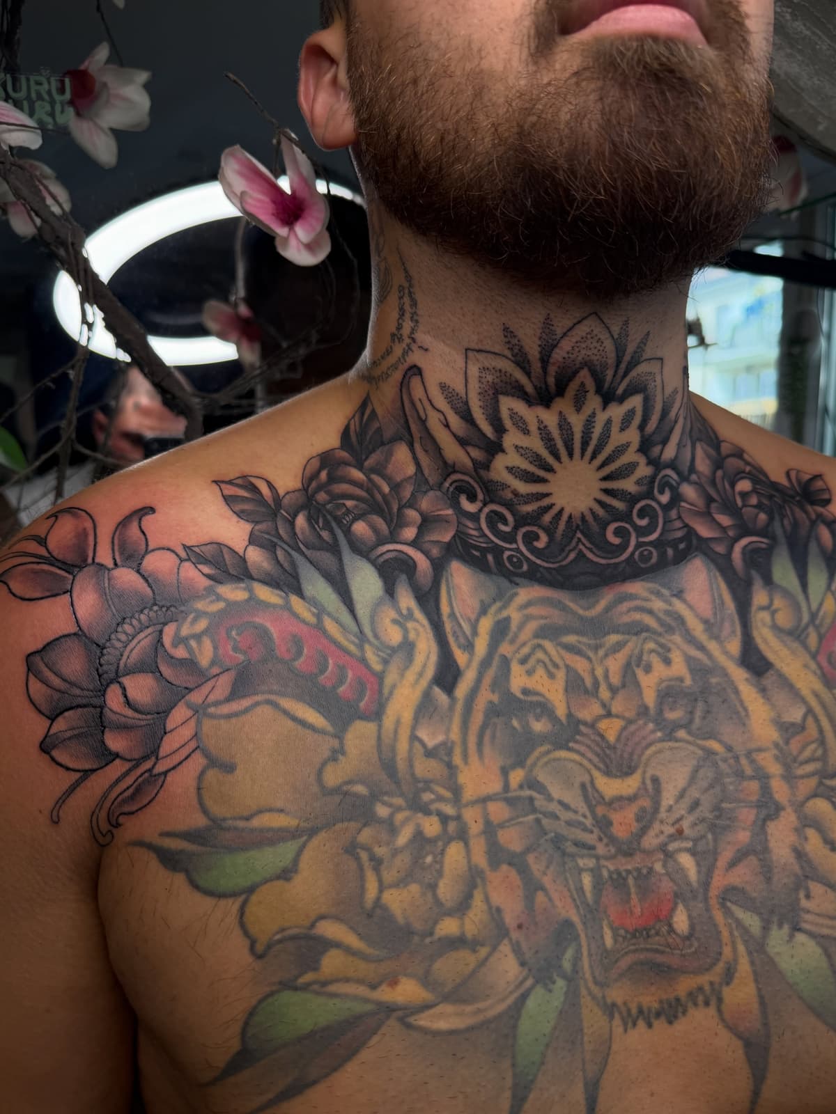 Tigre floral & mandala dotwork ! Contraste et délicatesse.